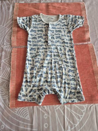 Sommer-Body/Overall mit Töffli-Muster, Grösse 86.Viskose.