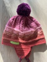 Selbstgestrickt Wollmütze mit Ohrenwärmer - lila-rosa-pink-