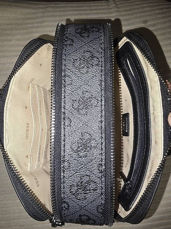 Taschen für Damen: Guess Crossbody Bag Schwarz – Gebraucht aus Grenchen von sja_klm2 3