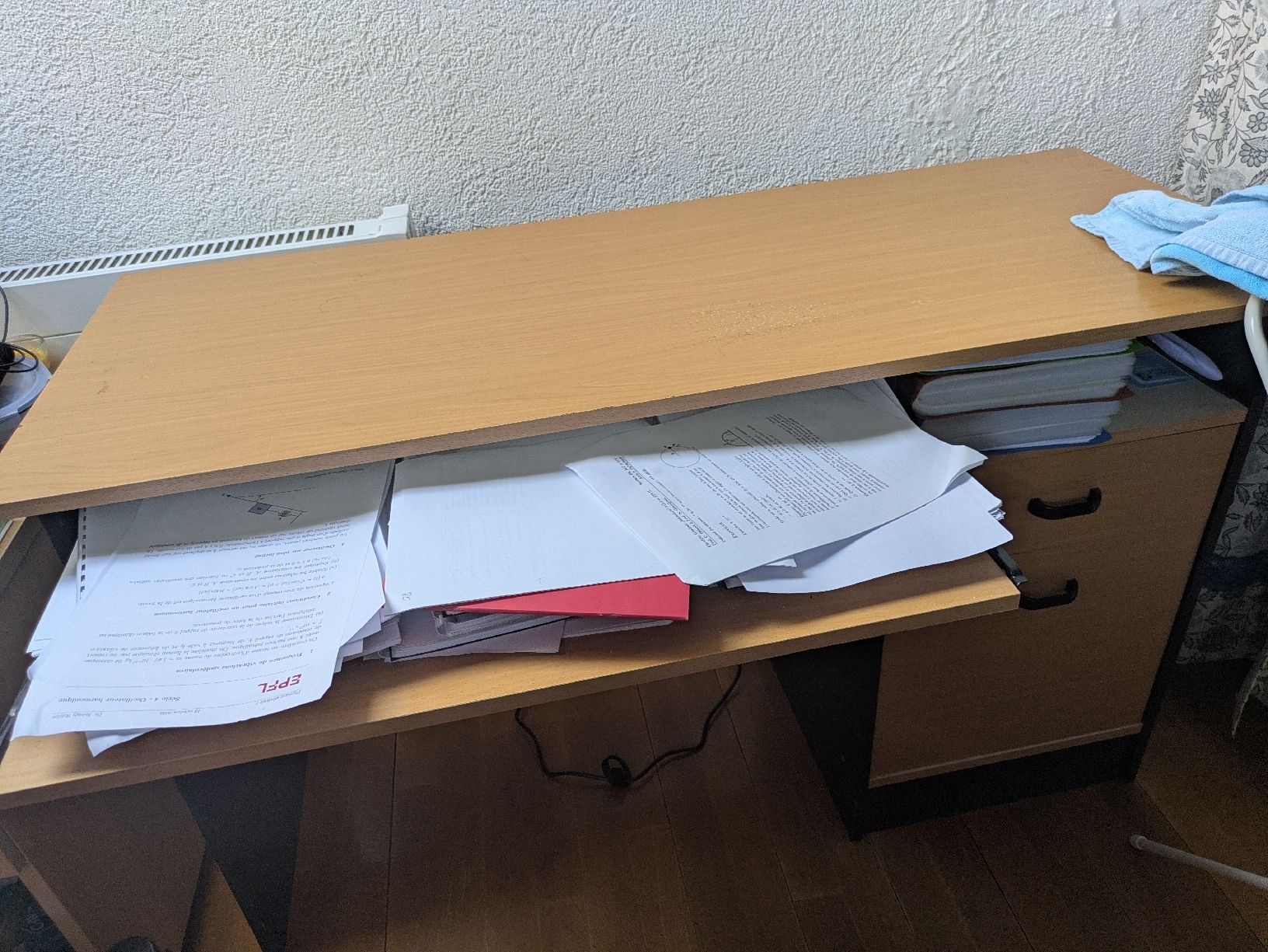 Bureaux: Wood Desk with Drawers - Ideal Study Space! – D'occasion à Penthalaz par mam_6hnz 2