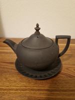 Teekanne mit Untersetzer von Wedgwood - Basaltware
