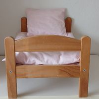 Puppenbett aus Holz mit Bettwäsche-Set, wie neu