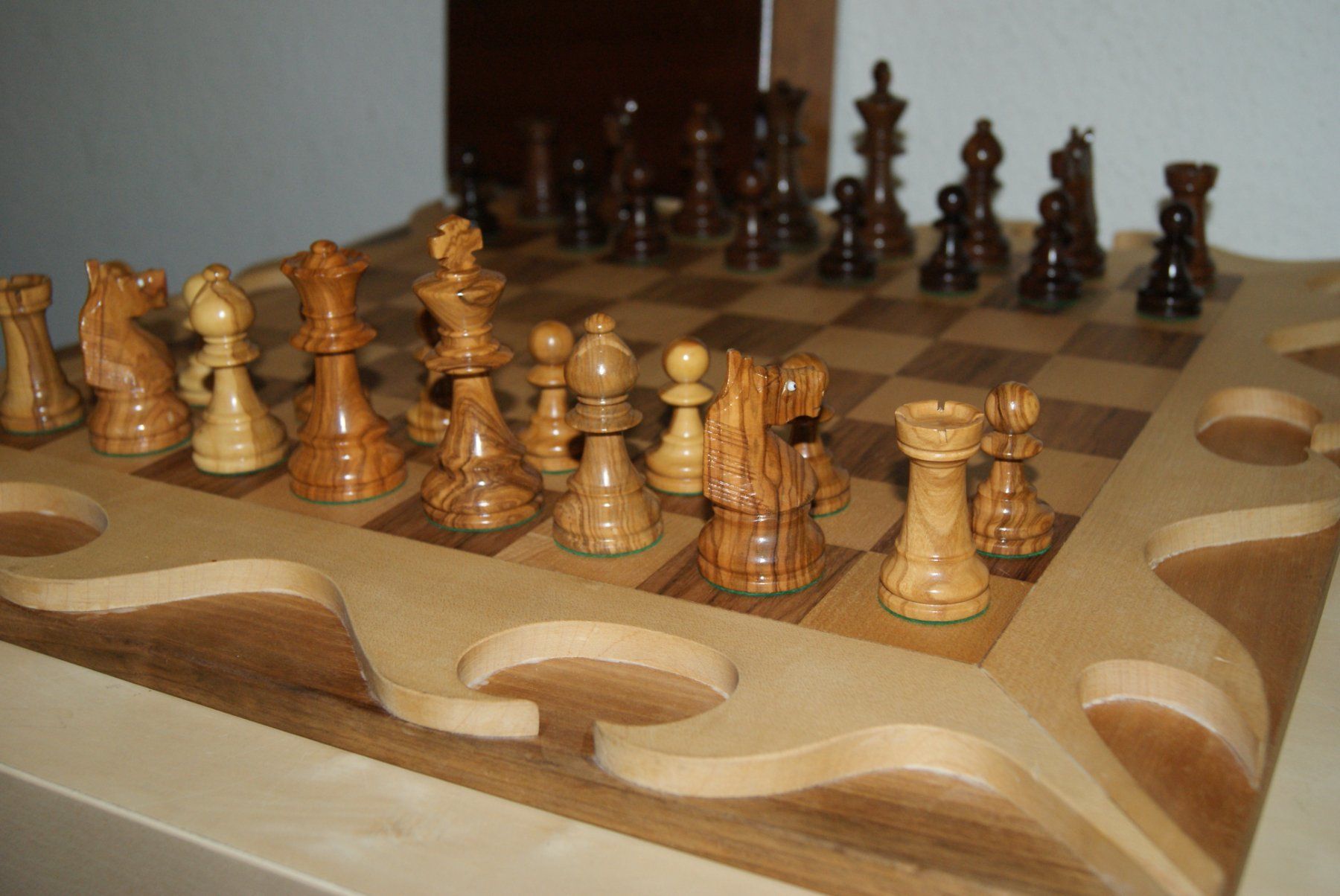 Giochi: Schach mit Figuren aus Holz, Schachbrett – Usato da Zürich venduto da Widi1 1