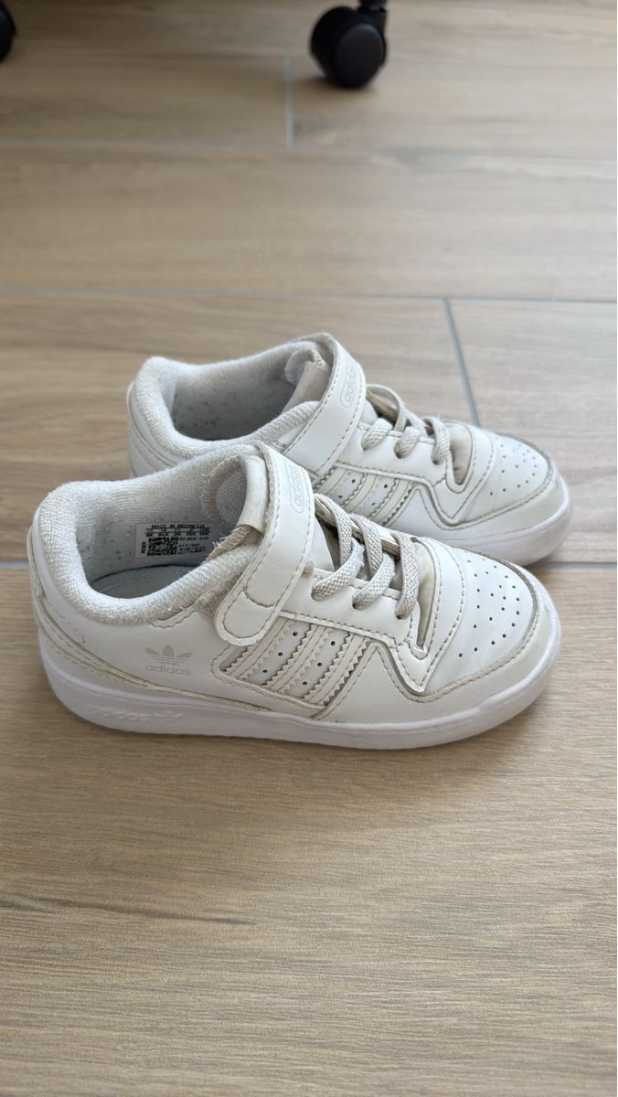 Adidas Schuhe für Jungen: Baskets enfant Adidas - taille 26 – Gebraucht aus Saillon von alico