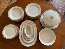 Porzellanservice mit Goldrand, 8 Personen