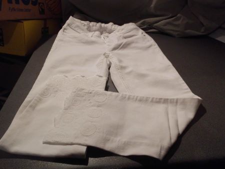 Hosen ca. Grösse S, weiss, unten an den