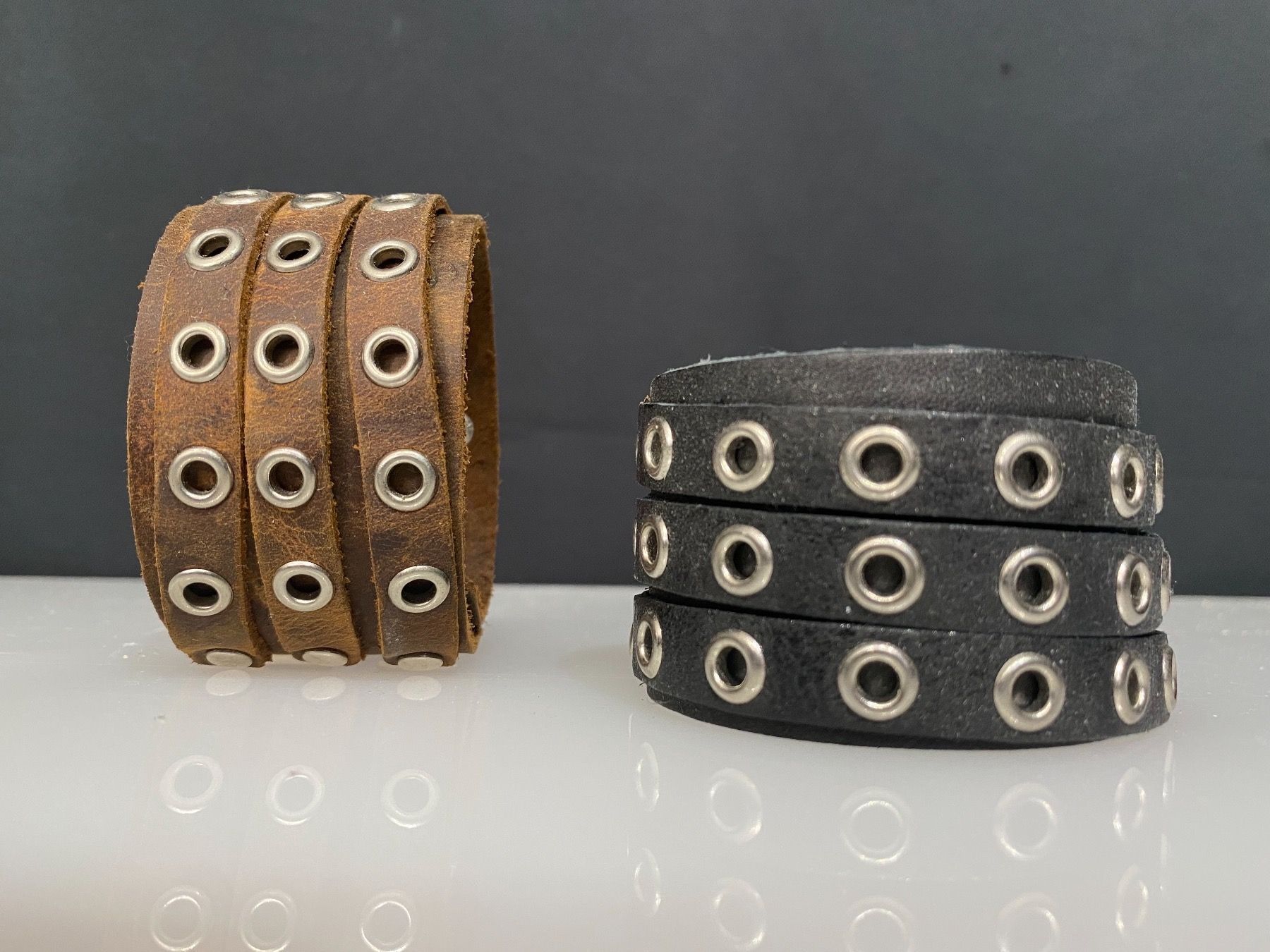 Apple Bracciali & Braccialetti: Echt Leder ARMBand B 4cm mit Nieten Schwarz Oder Braun – Nuovo (secondo la descrizione) da Zürich venduto da stock4you
