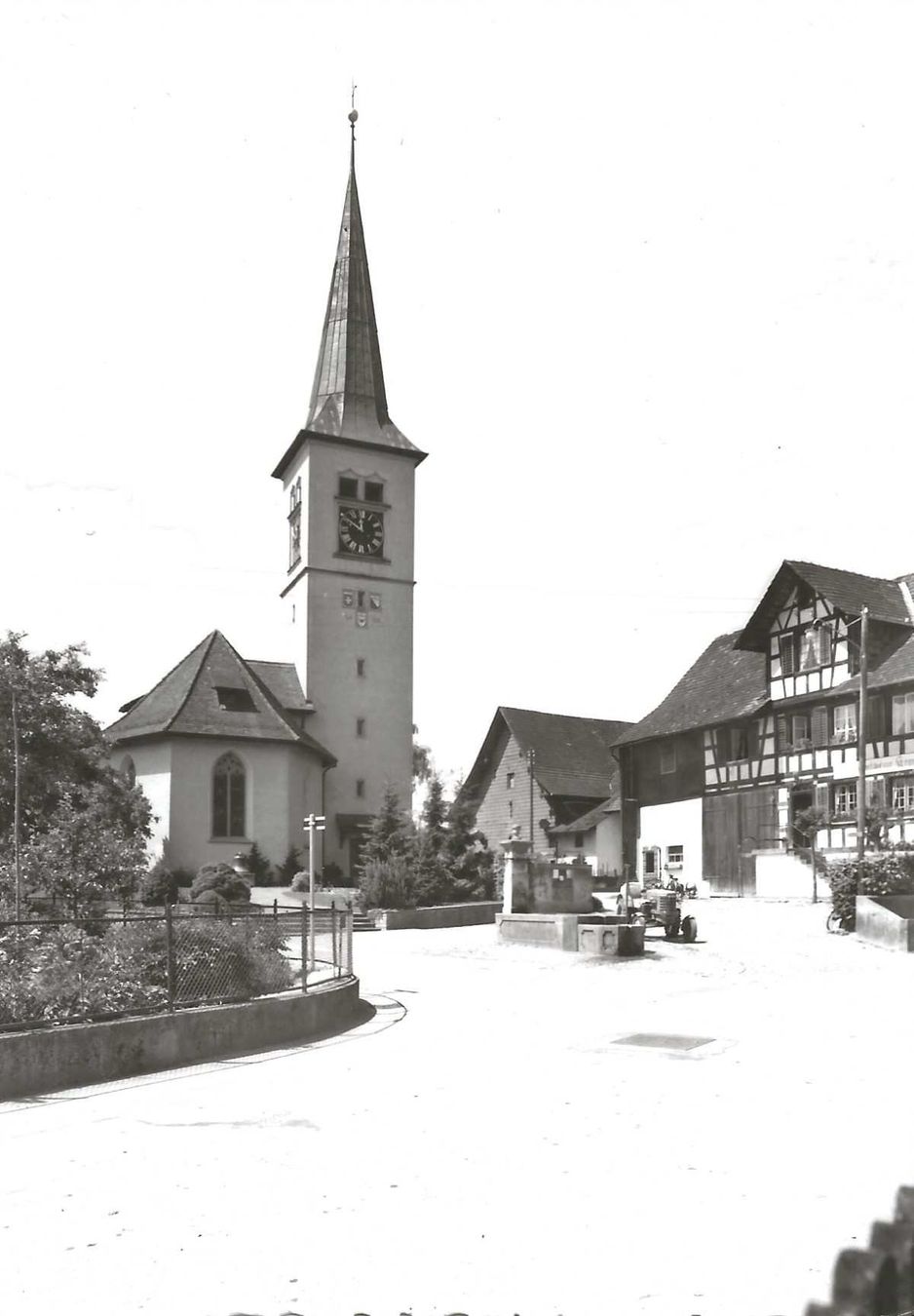 Ansichtskarten: Rafz ZH Dorf Kirche Oldtimer Traktor ca.1960 sehr gut erhal – Gebraucht aus Ennetmoos von Ambuman