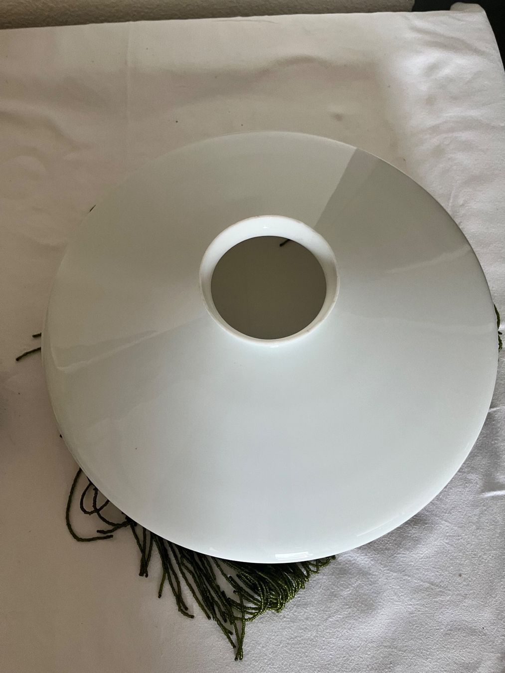 Kronleuchter & Deckenlampen: Antike Deckenlampe Glas weiss  Perlen Fransen und Messing – Gebraucht aus Uster von colmo 2