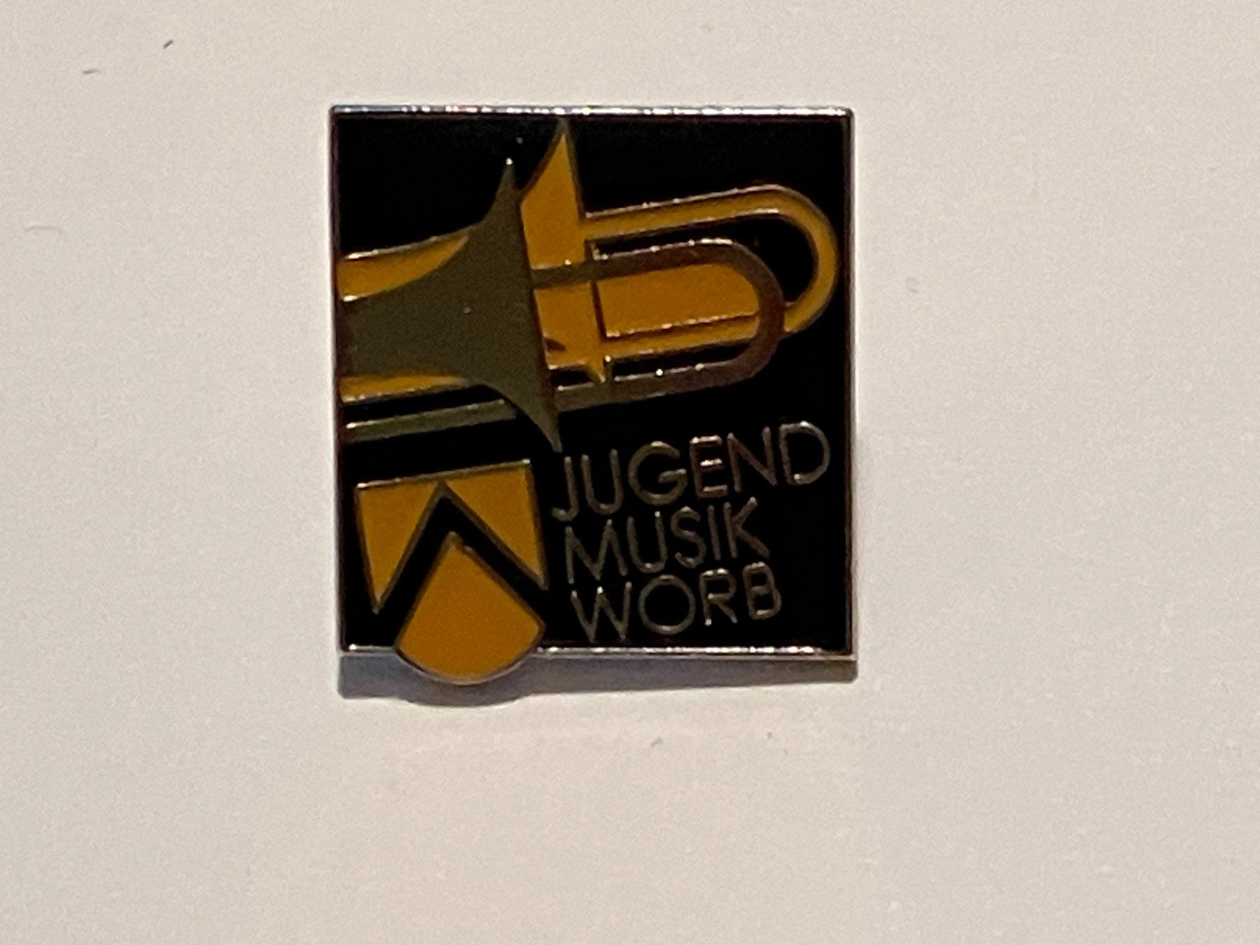 Placchette & Badge: 1 Pin Jugendmusik Worb – Usato da Basel venduto da djwwpp