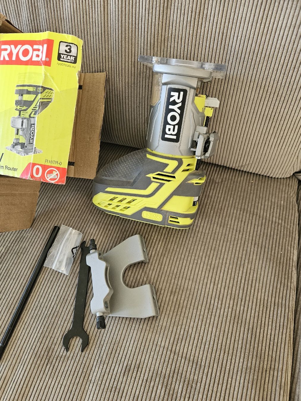 Holzschnitte: Ryobi one 1/4 cordless Trim Router – Gebraucht aus La Tour-de-Peilz von  1