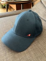 Elegante blaue Baseballkappe mit Schweizer Flagge