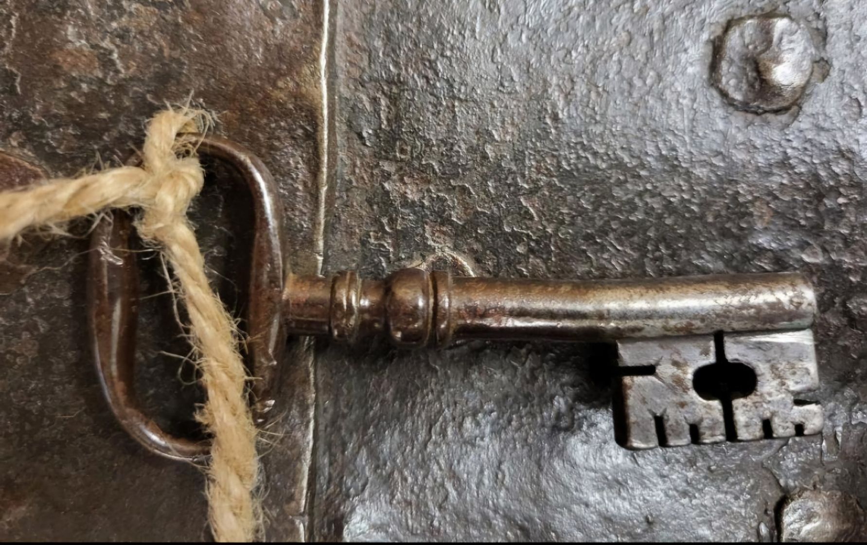 Truhen: eisen truhe museal – Gebraucht aus Schwellbrunn von Omega-alpha 1