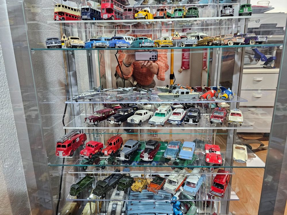 Dinky Toys mit Vitrine mit 180 Teilen (Gebraucht) in Starrkirch-Wil für