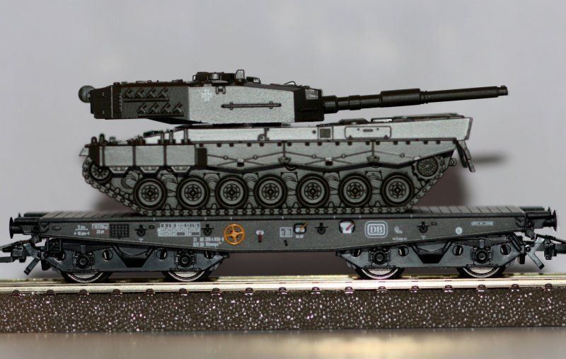 Trix Modelleisenbahnen: Trix 24211-2 Schwerlastwagen + Leopard 2 – Neu und originalverpackt aus Rotkreuz von MOBAHN-1zu87 1