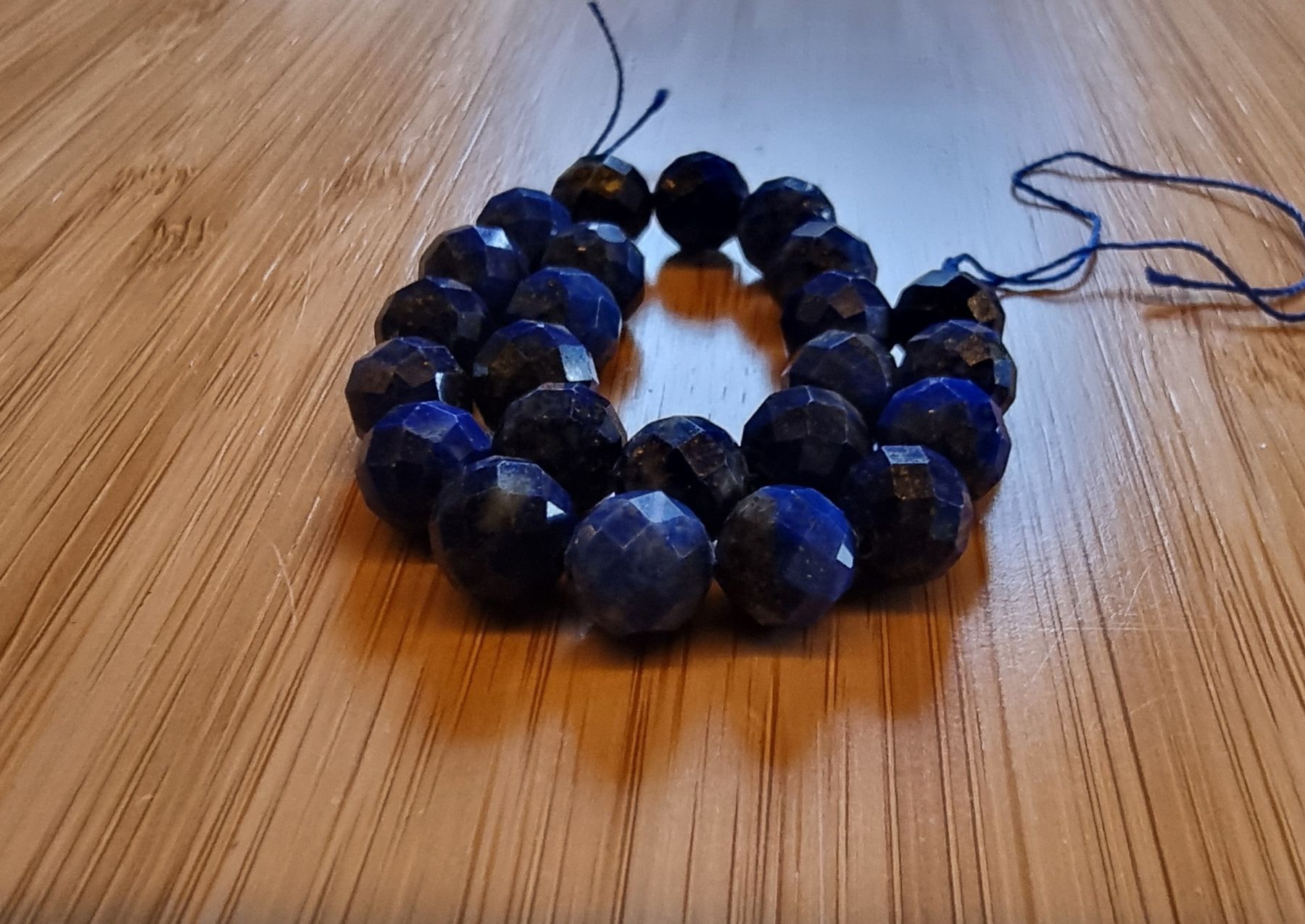 Catenine: Lapislazuli facettiert 8mm Strang – Nuovo e nell'imballaggio originale da Menziken venduto da Mirager 1