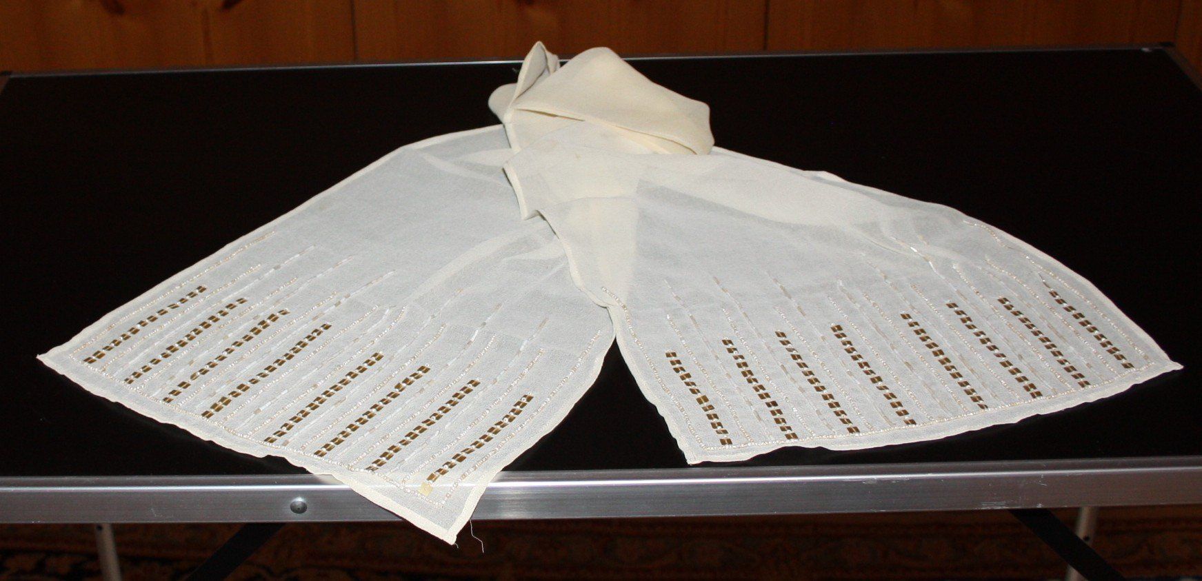 Foulard & Sciarpe: Schal vanille mit Perlen – Usato da Flüelen venduto da Diversicum-Textil 1