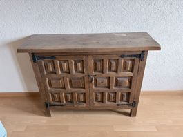 Rustikaler Massivholz-Schrank