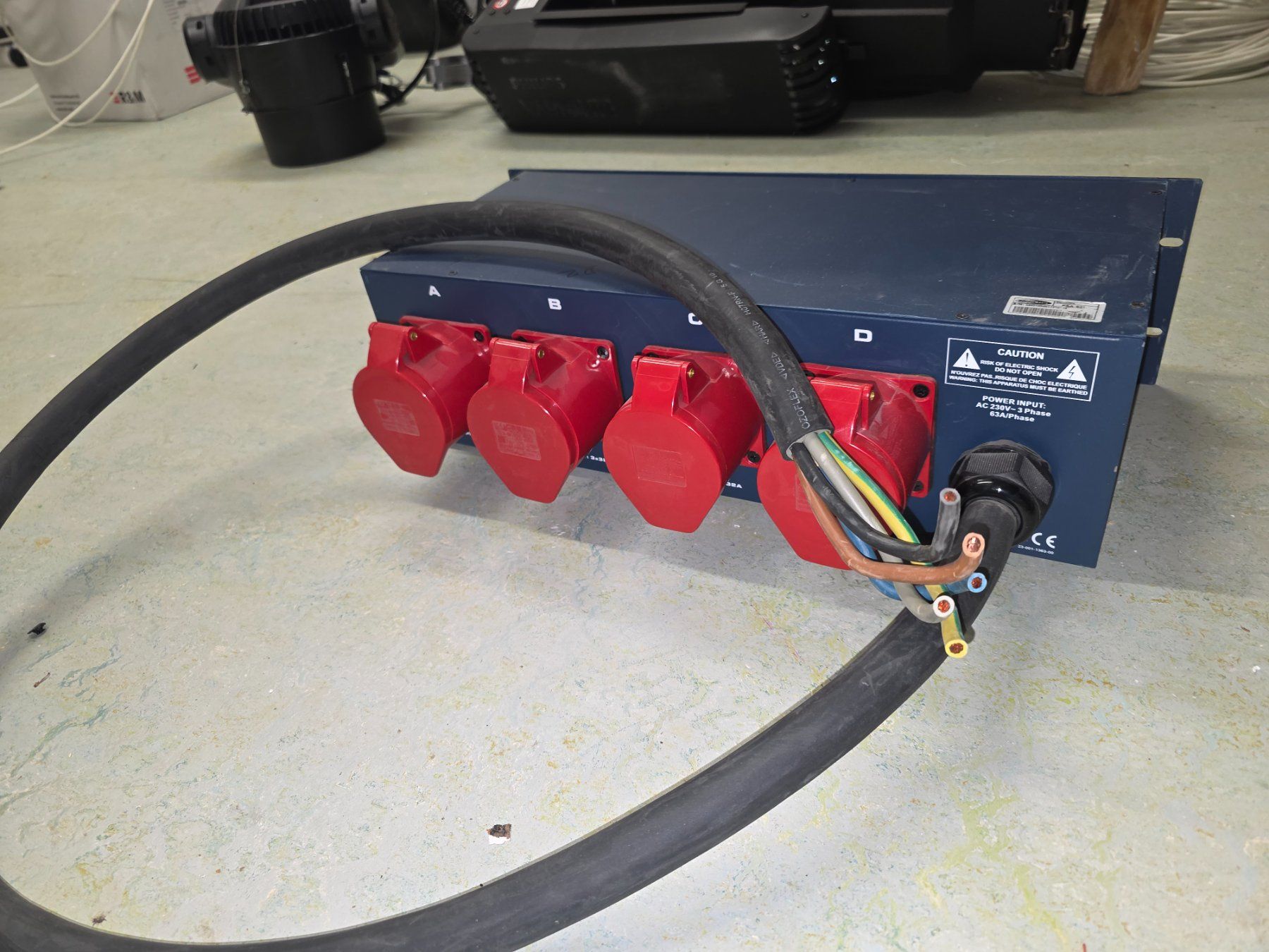 Alimentazione elettrica: Showtech PSA-631 Stromverteiler 1x 63A auf 4x CEE32A – Usato da Langnau am Albis venduto da Michel_BaumgartnerLA 1