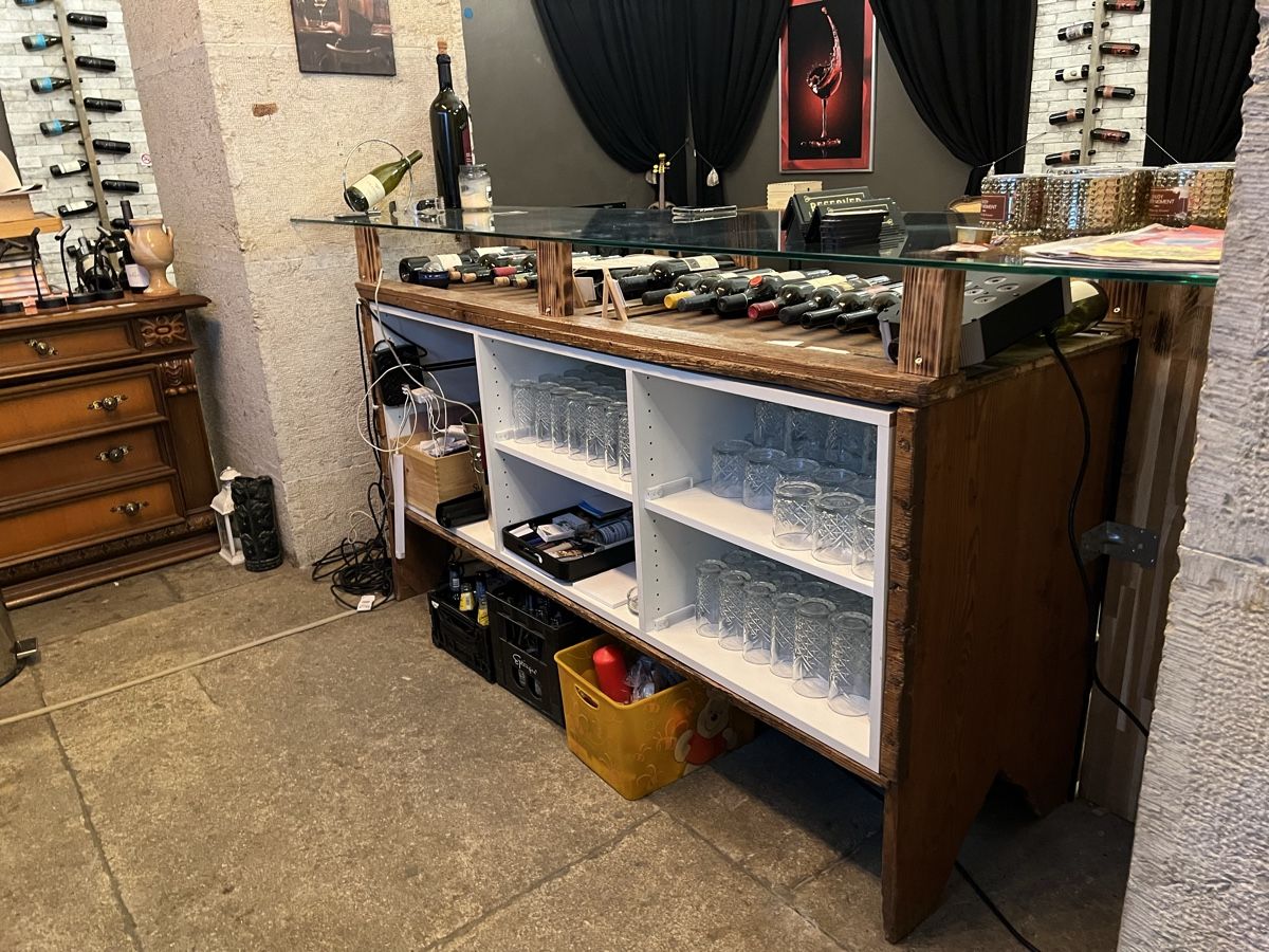 Allestimento di negozi e stand fieristici: Massive Bar Theke aus Holz mit Glasplatte rustikal – Usato da Schlossrued venduto da kry_fwz6 1