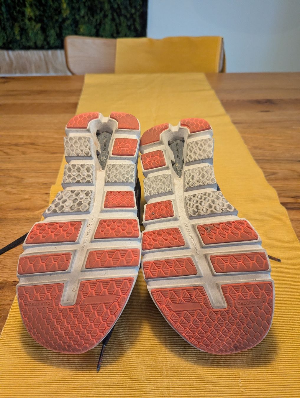 On Scarpe da uomo: Laufschuhe On Running grau orange – Usato da Basel venduto da labaffe01 2