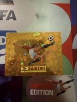 Panini Sticker mit Fussballspieler und Ball Gold