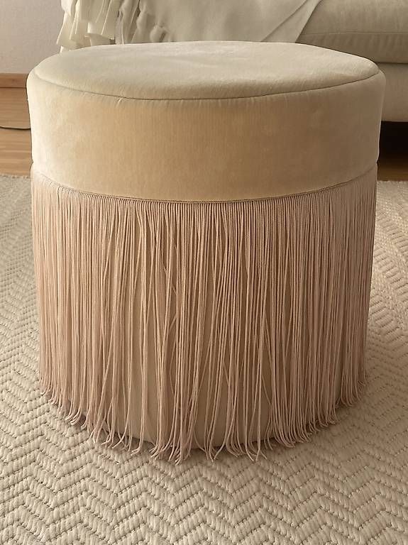 Westwing Hocker: WESTWING Samt Pouf/Hocker mit Fransen | Champagne – Gebraucht aus Männedorf von nathi_o 1