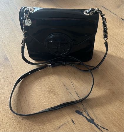 Guess Handtasche Lack schwarz guter Zustand