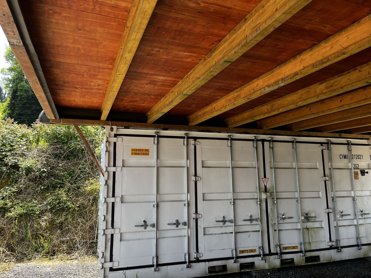 Articoli in legno: Containerdach 8 x 6 m mit Schaltafeln und Dokaträger – Usato da grosswangen venduto da Poliniman0