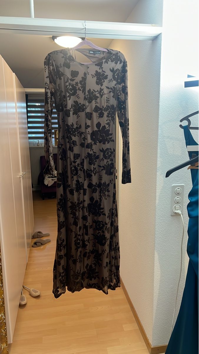 Zara Vestiti: ZARAElegantes Abendkleid mit Blumenmuster, Grösse M, – Nuovo (secondo la descrizione) da Zürich venduto da gri_bdj5