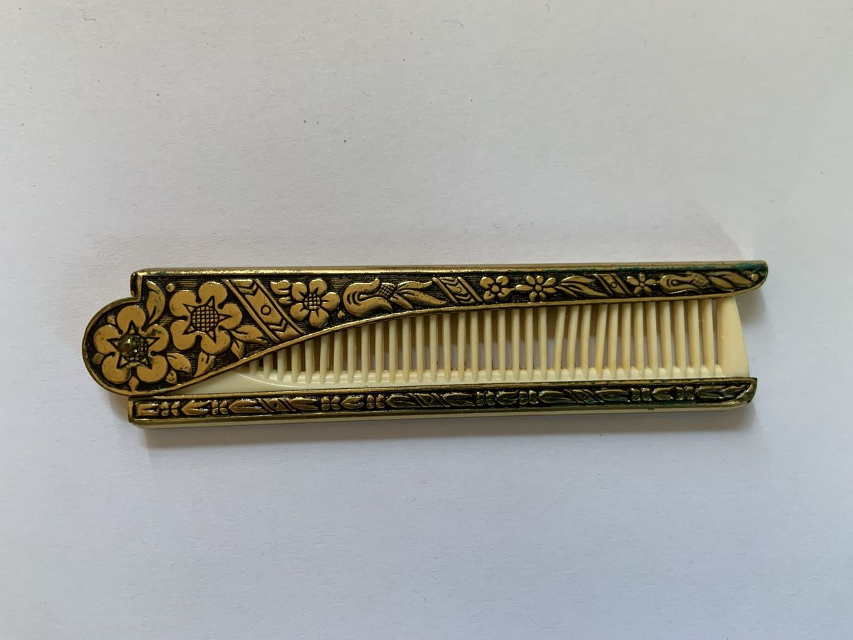 Sonstige Haarpflege: Vintage Klappkamm  – Gebraucht aus Riehen von 4dog 4