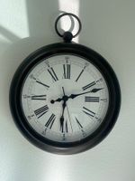 Wanduhr mit römischen Ziffern