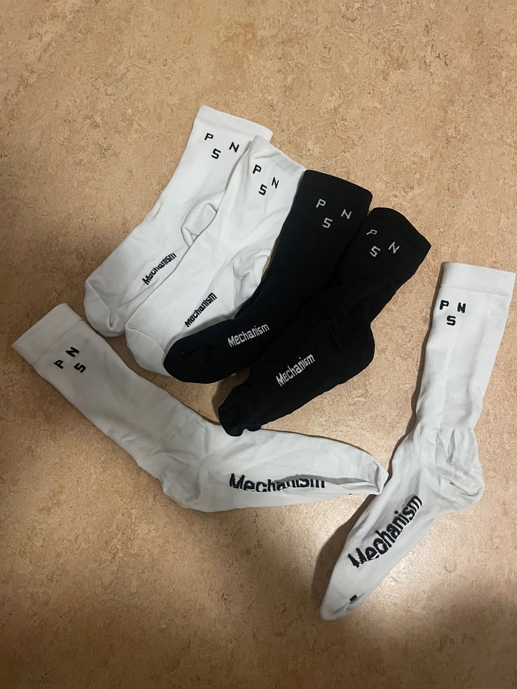 Pas Normal Studios Chaussettes: PAS NORMAL STUDIOS Cycling Socks Set – D'occasion à Wettingen par Sloettler