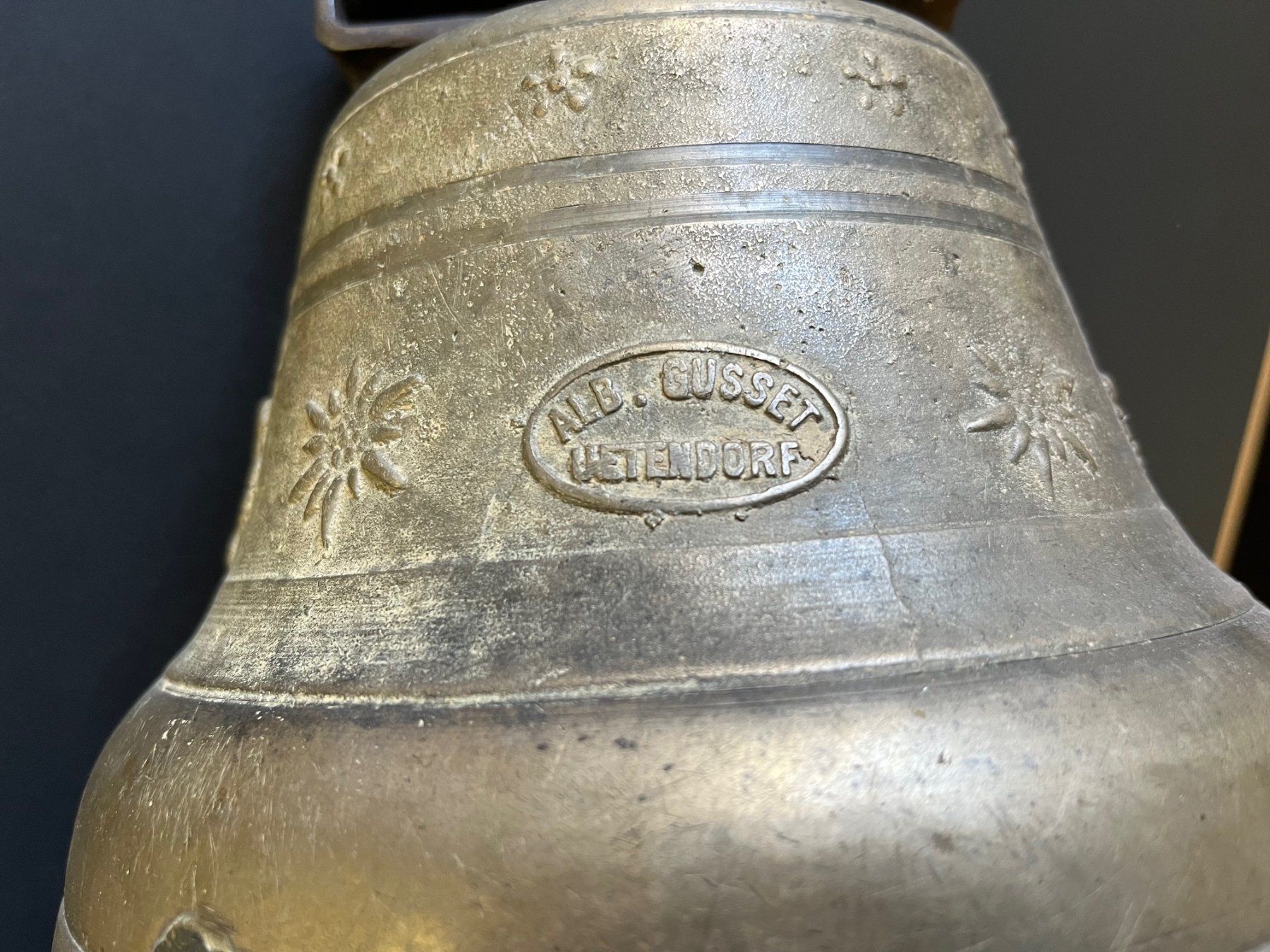 Campanacci mucche: Wunderschöne sehr alte Glocke Durchmesser 23cm – Usato da Laufen venduto da Nuria44