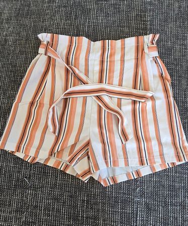 Sommerliche Kurz-Shorts Streifenprint Gr. 152, wie neu!