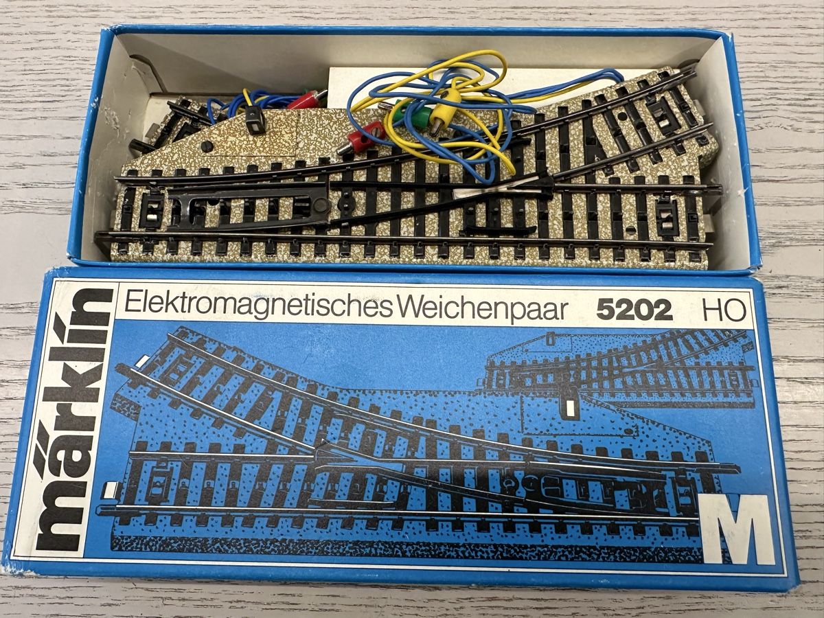 Märklin Modellini di ferrovie: Märklin 5202 Elektromagnetisches Weichenpaar – Usato da Lupsingen venduto da New-Haven
