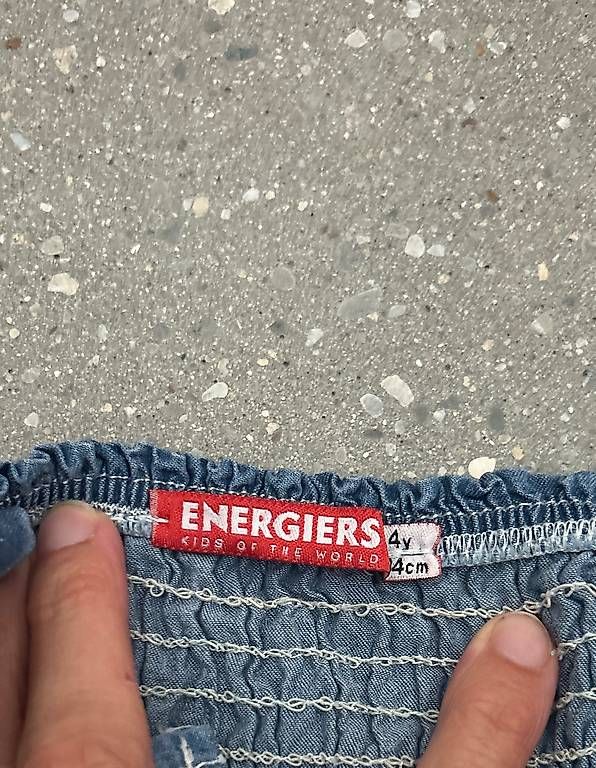Pantalons: Latzhose Jeans Gr. 104 – D'occasion à Birmenstorf AG par Stefan5413 2