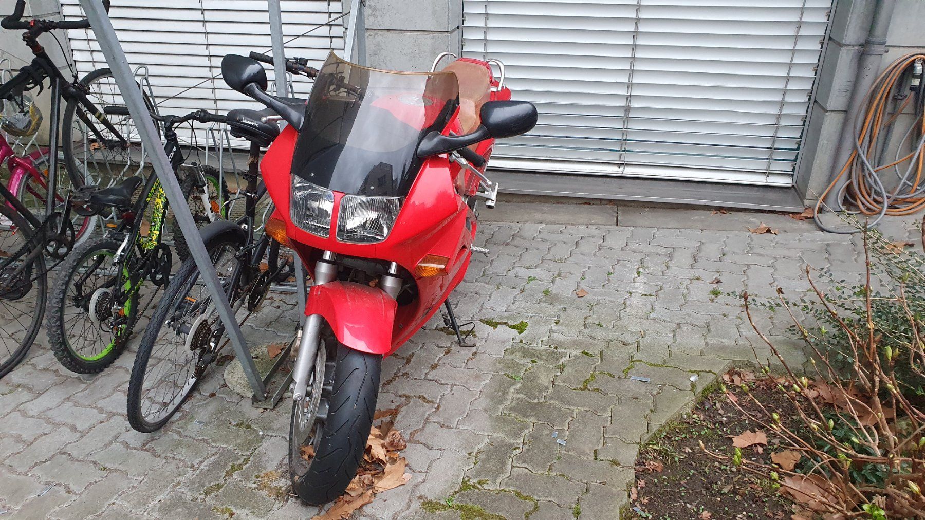 Honda Strada: Honda VFR 750 Rot – Usato da Basel venduto da Ringe1