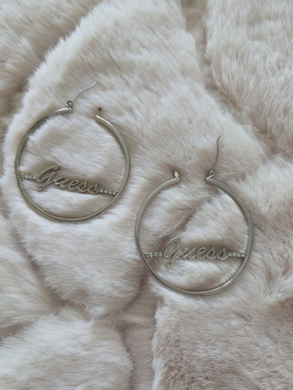 Guess Boucles d'oreille: Guess Creolen mit Strass, Silber Ohrringe – D'occasion à Eggenwil par Schramy 1