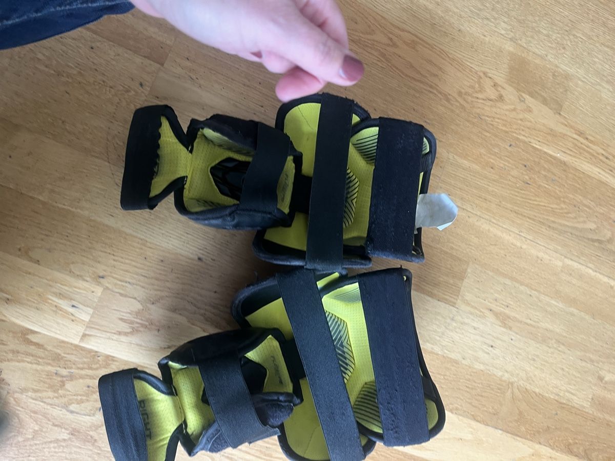 Bauer Protezioni & Imbottiture: Bauer Supreme Kneepad Goalie Size JR – Usato da Kilchberg ZH venduto da quasimodo02 2