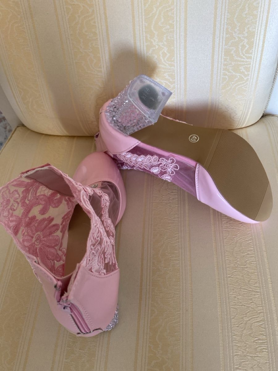 Scarpe da donna: Rosa Traum-Stiefeletten mit Spitze Gr. 40 – Nuovo (secondo la descrizione) da Bettlach venduto da Aresdiego 1