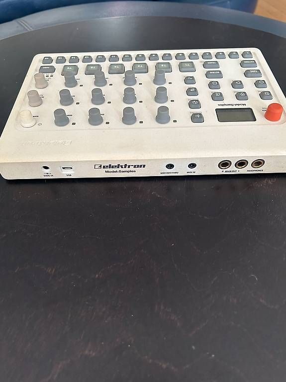 Strumenti musicali: Elektron Model Samples Groovebox Sampler Drum Machine – Usato da Bern venduto da lor_s9hx 1