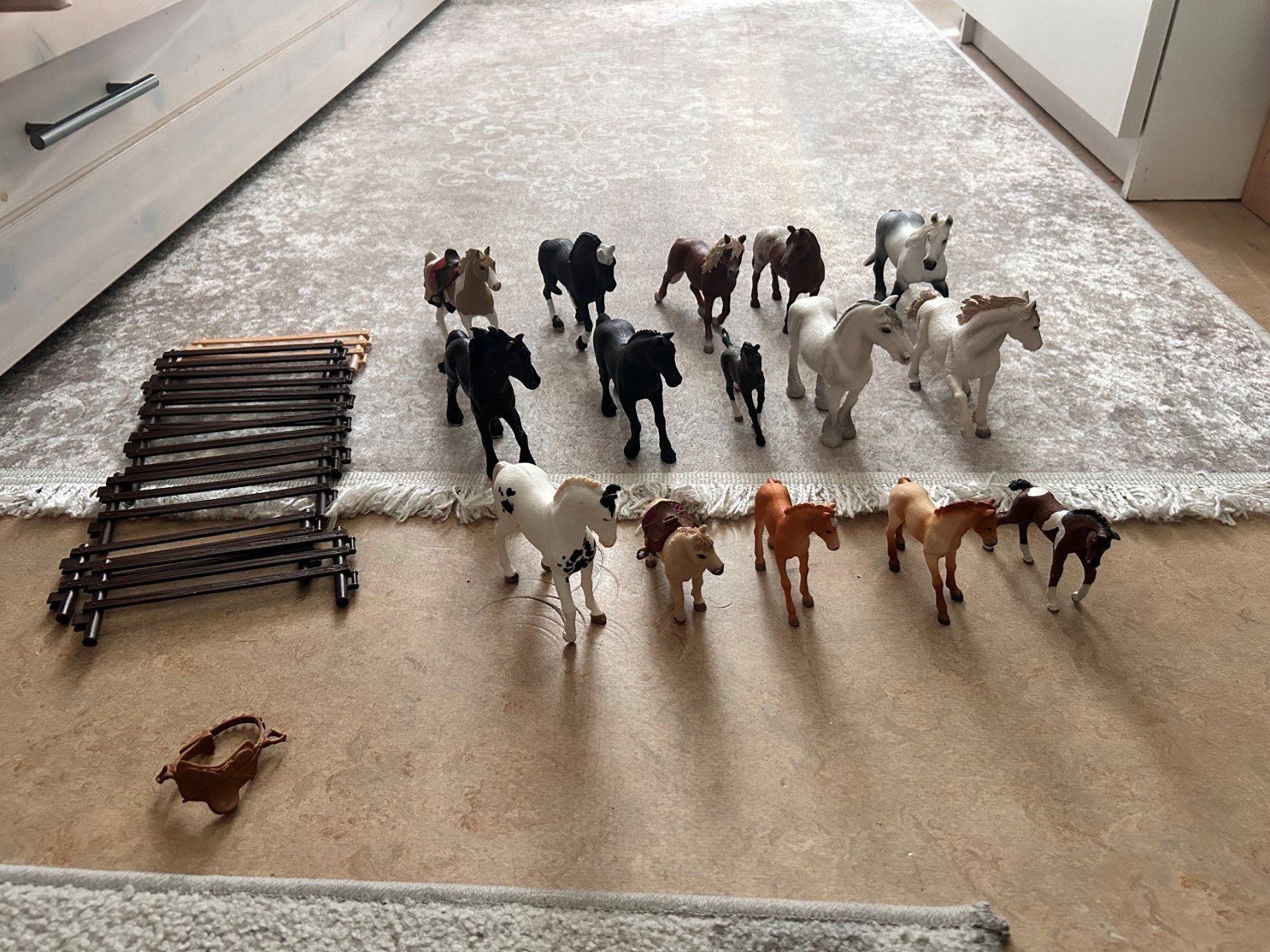 Schleich Spielzeuge: Schleich Pferde, Reiter und Zaun – Gebraucht aus Horgen von Sunshine_12399