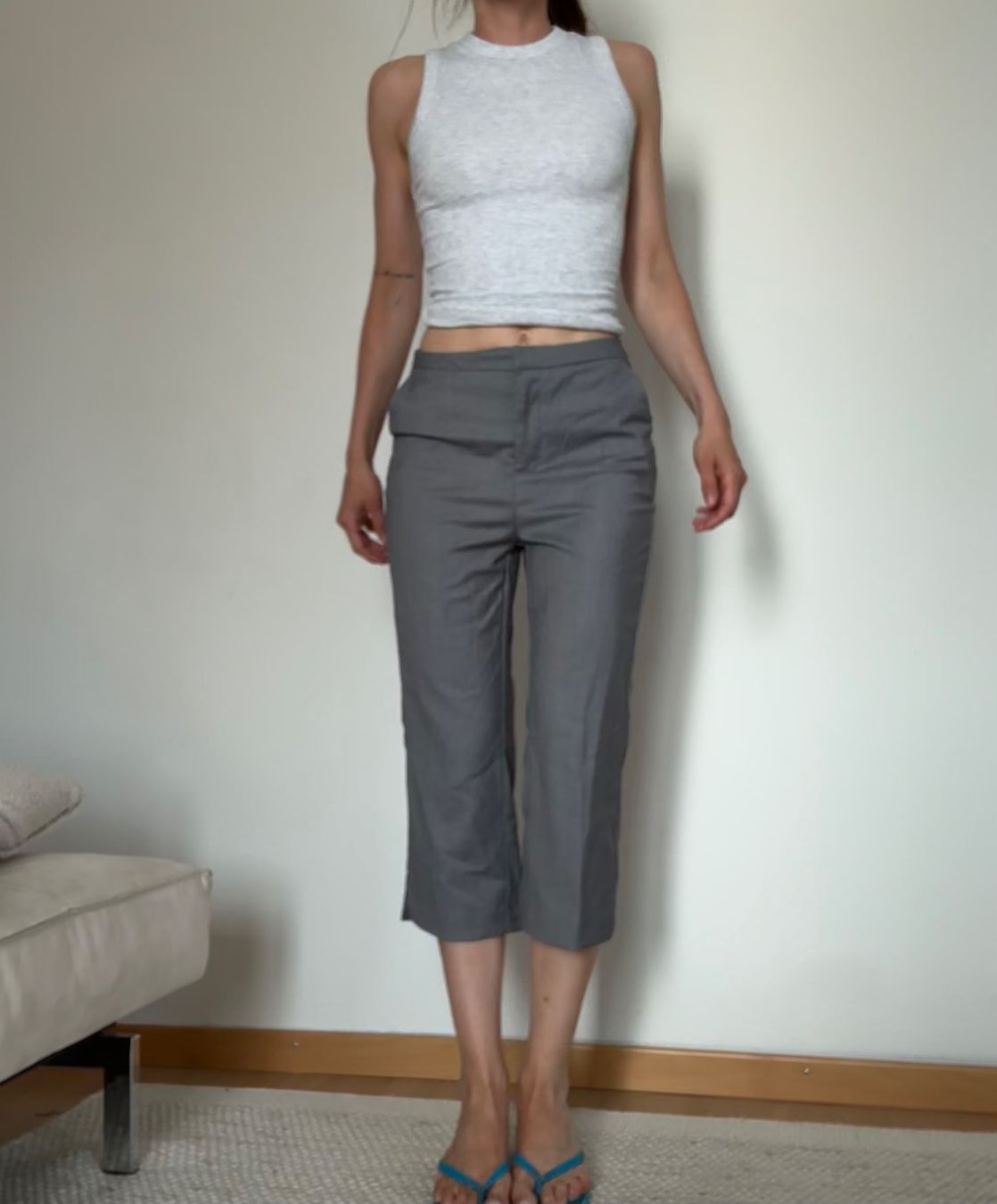 Pantaloni: Bella Hadid Capri Pant Grey – Usato da Zürich venduto da edit_closet
