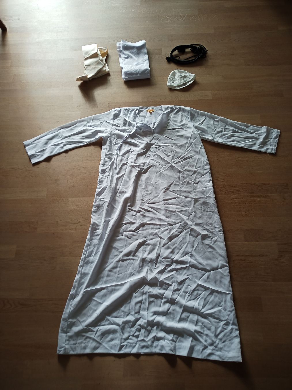 Costumi: Traditionelles weißes arabisches Kleid – Nuovo (secondo la descrizione) da Berg am Irchel venduto da Saruvuatore
