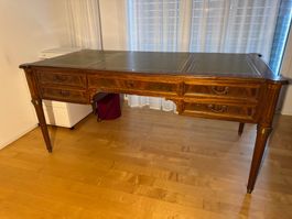 Eleganter Schreibtisch im Louis-XVI-Stil
