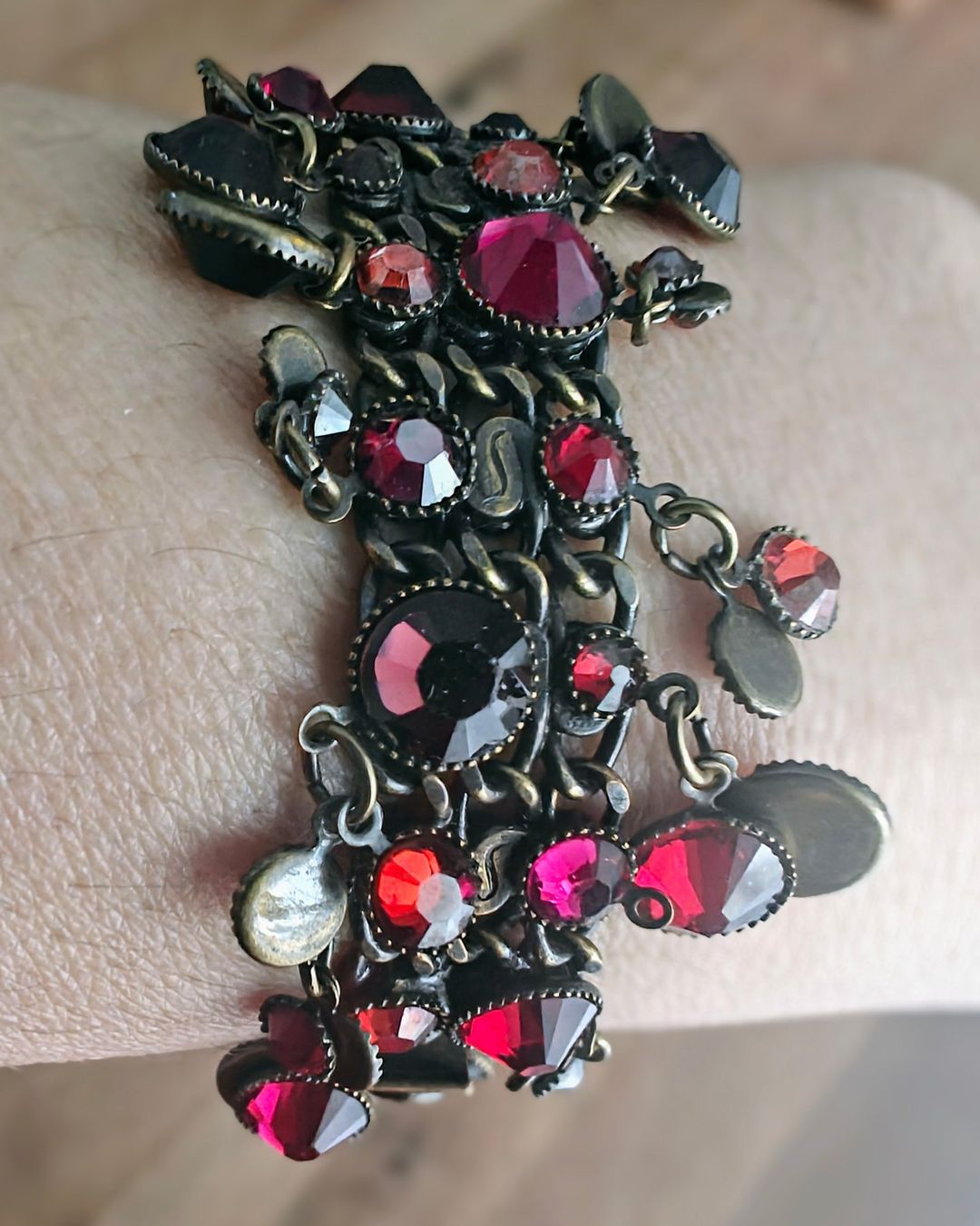 Bracciali & Braccialetti: Konplott Wunderschönes Armband mit roten Steinen – Usato da Neuenkirch venduto da awallace 1