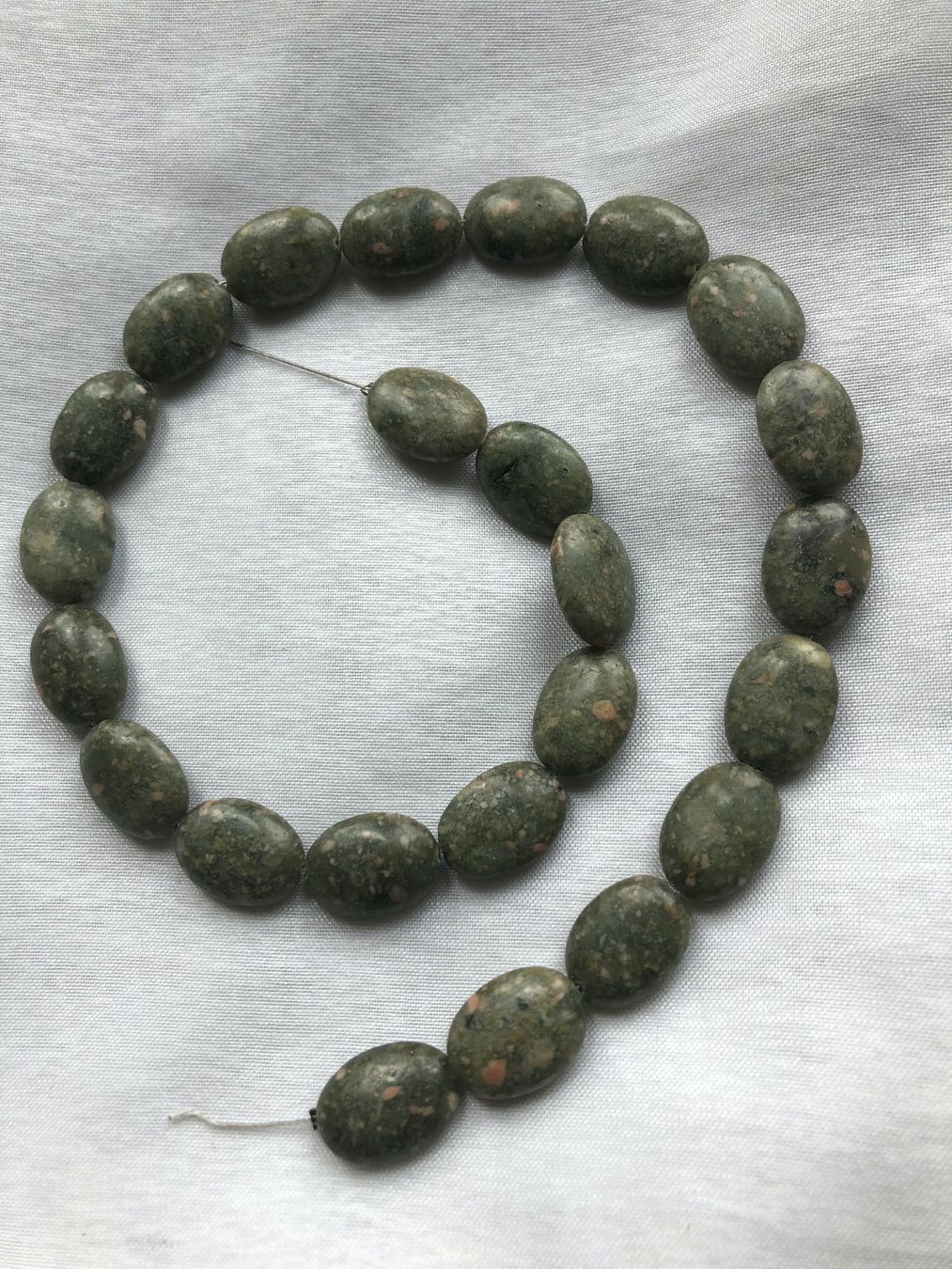 Pietre preziose: schöne "Zoisit" Perlen oval 18mm - 1 Strang – Nuovo e nell'imballaggio originale da Ittenthal venduto da Hwaggis