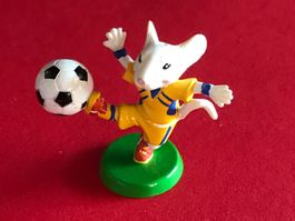 Fussball Maskottchen Weisse Maus im gelben Trikot mit  ⚽️