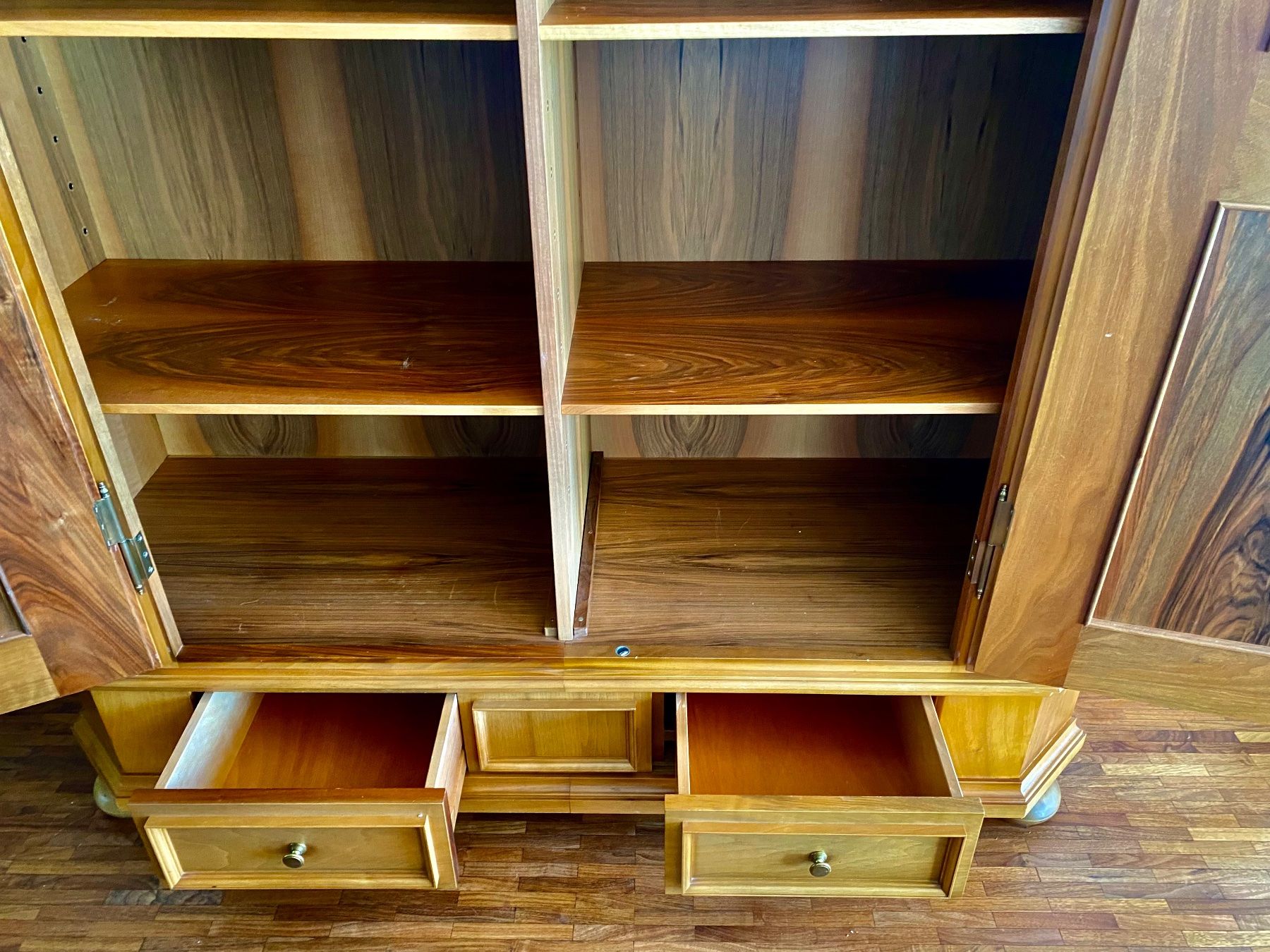 Armadi: Nussbaumschrank – Usato da Thalwil venduto da ang_97bw 2